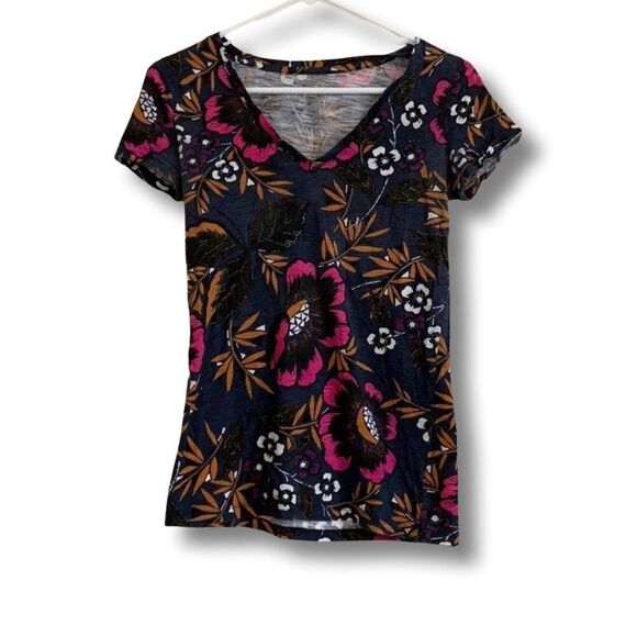 🌼3/$15🌼 Cute printed T-shirt - Picture 1 of 6